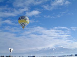 【冬季限定】熱気球フリーフライトで大空の空中散歩！冬季限定の熱気球フライト（約20分）☆高度１００ｍ以上の大空で空中散歩♪