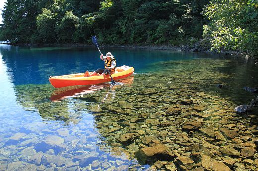 支笏湖 カヤック 水質日本一の支笏湖を遊びつくす カフェタイムや生き物探し 探検も トラベルコ