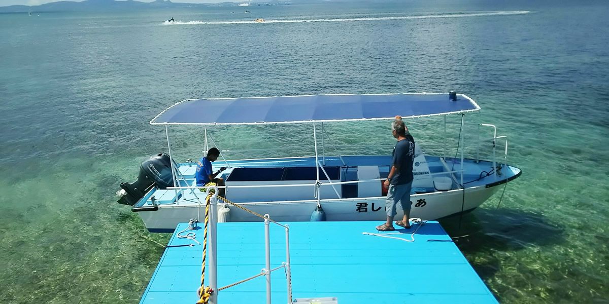 ＜沖縄/うるま市・グラスボート＞沖縄の美しいサンゴや熱帯魚、 青空と青い海を風邪を感じながら楽しもう！うるま市グラスボート
