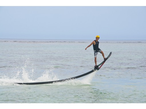 【沖縄・海中道路】空飛ぶサーフィン！ホバーボード体験！！横ノリ好きにはたまらない新感覚！ホバーボード体験！