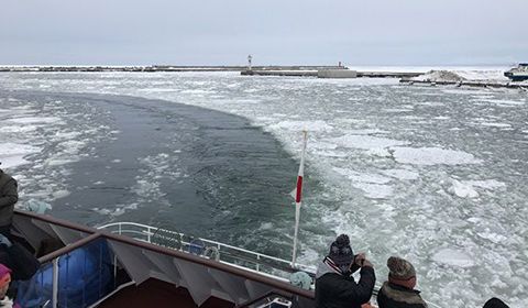 Board the icebreaker ship! Round-trip Bus