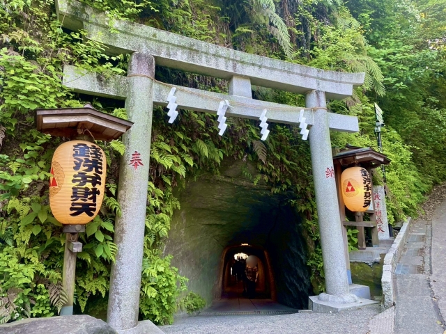 銭洗弁天(宇賀福神社)