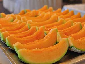 30種類以上の豪華ランチバイキング&メロン食べ放題付!人気の四季彩の丘とファーム富田を巡る!心もお腹も大満足の旅