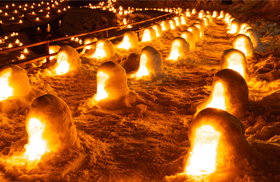 銀世界に広がる幻想的なミニかまくらの数々　日本夜景遺産の湯西川温泉かまくら祭りと、専門ガイドとめぐる世界遺産・日光東照宮　日帰りバスツアー