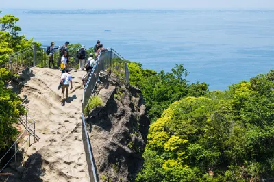 【東京発】絶景・地獄のぞきの鋸山＆TVで話題の海鮮浜焼き食べ放題を満喫！！老舗の酒蔵見学に南房総の景勝地をめぐる♪　日帰りバスツアー