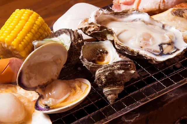 【新宿発】年末年始プレミアムツアー★寒い冬は南房総へ行こう♪　いちご狩り食べ放題＆大人気きよっぱち海鮮浜焼き食べ放題！！光と音で体感する「東京ドイツ村」イルミネーションも満喫♪　日帰りバスツアー