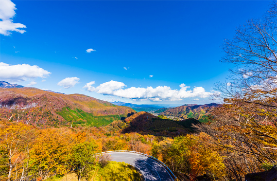 【東京発】紅葉のいろは坂へ 華厳の滝とイタリア大使館・英国大使館 専門ガイドとディープに楽しむ世界遺産・日光東照宮 秋の日光をめぐる日帰りバスツアー