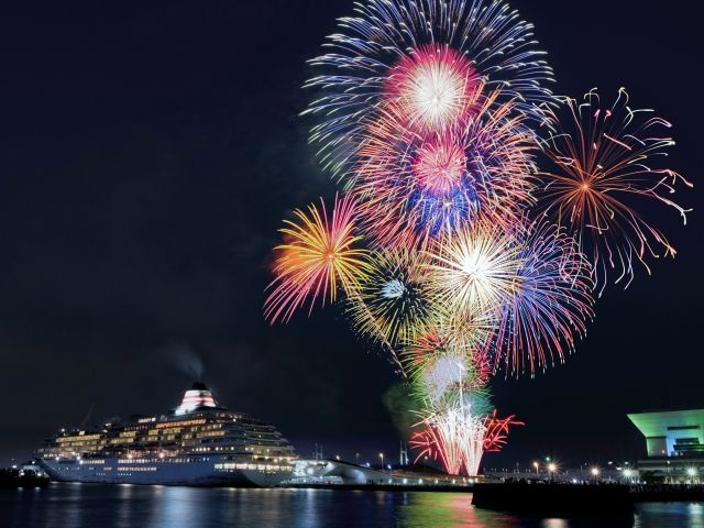 横浜スパークリングトワイライト花火鑑賞＆山手西洋館 世界のクリスマス＆イルミネーションバスツアー　～1,000円分の電子クーポン「はまポン」付き～