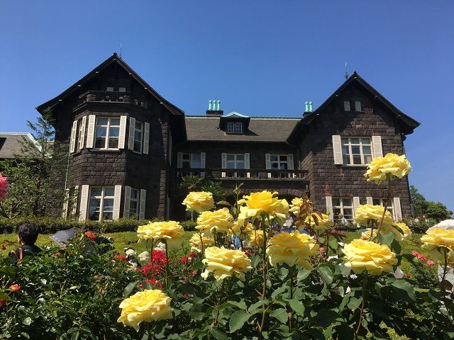 春バラ咲く麗しい庭園へ♪ ステンドグラスが美しい「鳩山会館」＆ルネサンス風の洋館「旧古河庭園」・迎賓館赤坂離宮本館見学バスツアー