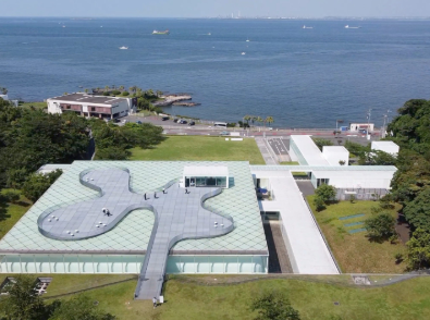 世界の絶景美術館『横須賀美術館』企画展鑑賞と約10万本のヒマワリ畑見学バスツアー　～和食御膳のお食事付～【027027-1257】