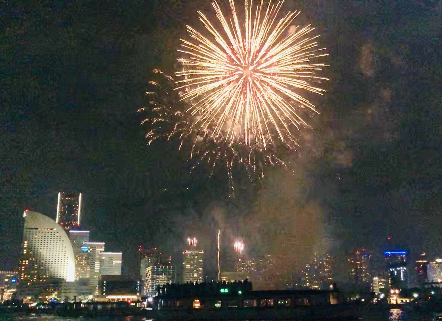 【2025年8月4日(月)】約20,000発の大迫力の花火をスカイデッキで体感！みなとみらいスマートフェスティバル2025　花火観覧乗合クルーズ