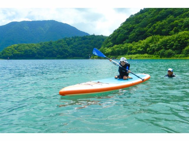 【赤谷湖SUP／半日プラン】初めての方でも安心！浮力の高いボートで安心して楽しめます♪