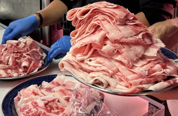 【名古屋発】日本の古い町並みがの多く残る高山とユネスコ世界遺産登録の白川郷へお立ち寄り 黒毛和牛神戸牛しゃぶしゃぶ御膳の昼食付！最高級ランク「A5」世界的にも有名な黒毛和牛！歴史的文化探訪の日帰りツアー【英語ガイド付】