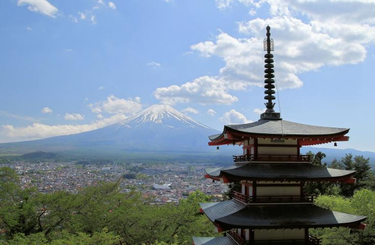 [品川/新宿LOVE発]新倉山浅間公園や大石公園などいろんな角度から富士山の感動の景色を望む！昼食は最高級ランク「A5」世界的にも有名な「神戸牛しゃぶしゃぶ」をご堪能！富士山絶景撮影ポイント巡りの日帰りツアー！(英語ガイド付)