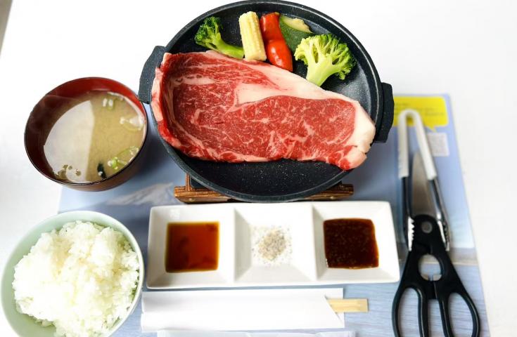 <富士山と忍野八海をめぐり日本最大級のプレミアムアウトレット