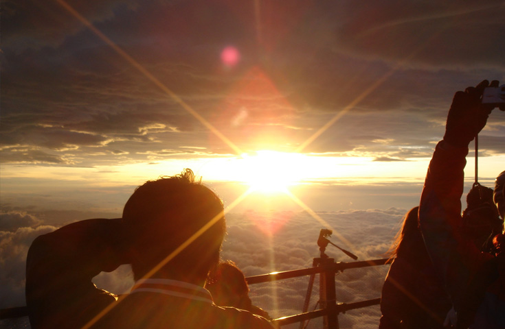 【首都圏発】８大特典・富士山専門山岳ガイド付！富士山を歩こう(八合目指定プラン)