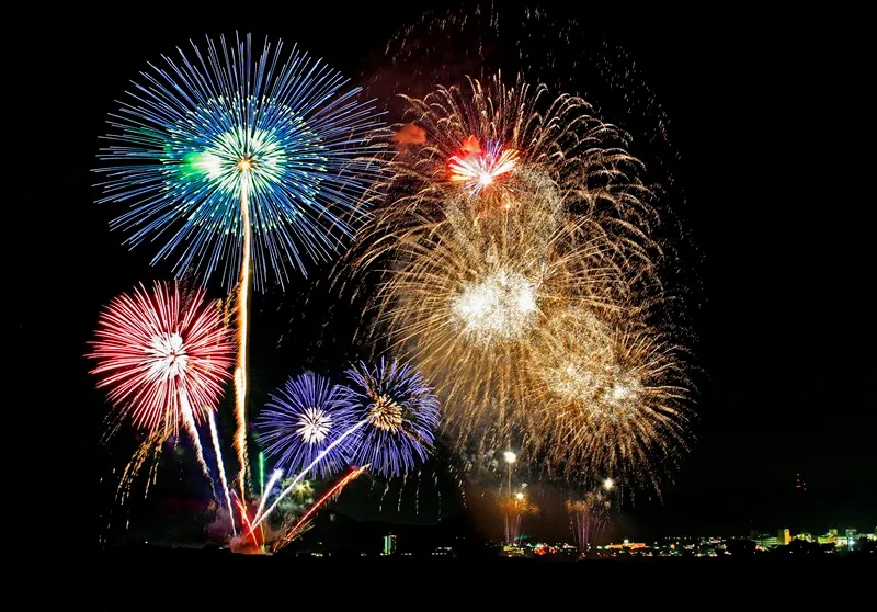 ＜日本語・英語・中国語＞【8/11大阪/京都発】迫力満点!! 13000発花火＆500機ドローンショー　京都・保津川花火大会鑑賞！、朱塗りの千本鳥居の伏見稲荷大社鑑賞、銘菓「京ばぁむ」アトリエ見学　日帰り
