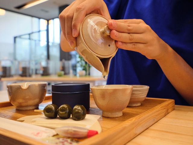 【本場宇治ならではの玉露の淹れ方体験/Gyokuro making unique to Uji, the home of Uji tea.】