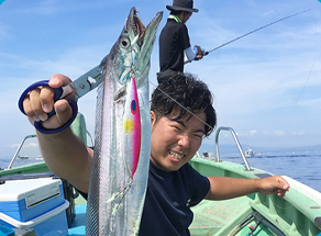 【大阪湾/釣り船】タチウオ狙い1日便(エサ・イワシ付・氷別)