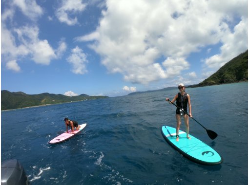 【奄美大島】船で特別なポイントまでご案内！奄美ブルーの海でSUP体験