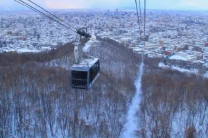 【札幌駅】9：20発／ロイズカカオ＆チョコレートタウンと札幌もいわ山ロープウェイ・場外市場コース