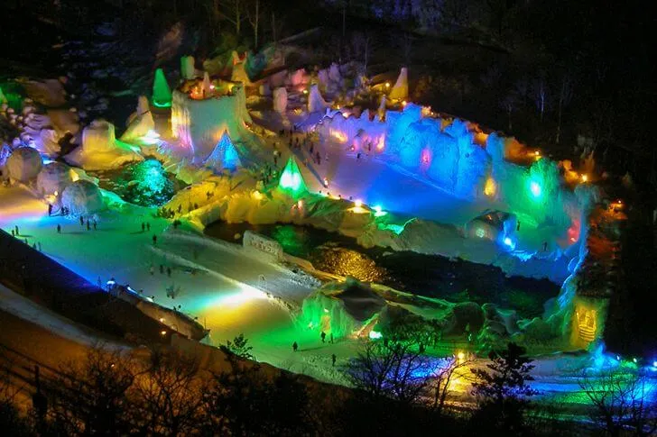 冬ならではの出発日限定の特別企画！流氷砕氷船『ガリンコ号III･IMERU』乗船と旭山動物園＆ライトアップ層雲峡氷瀑まつり。バス前方席確約プランもあり♪