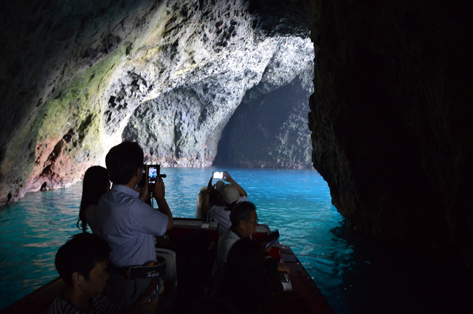 小樽で青の洞窟クルージング　快適なモーターボートで運航！
