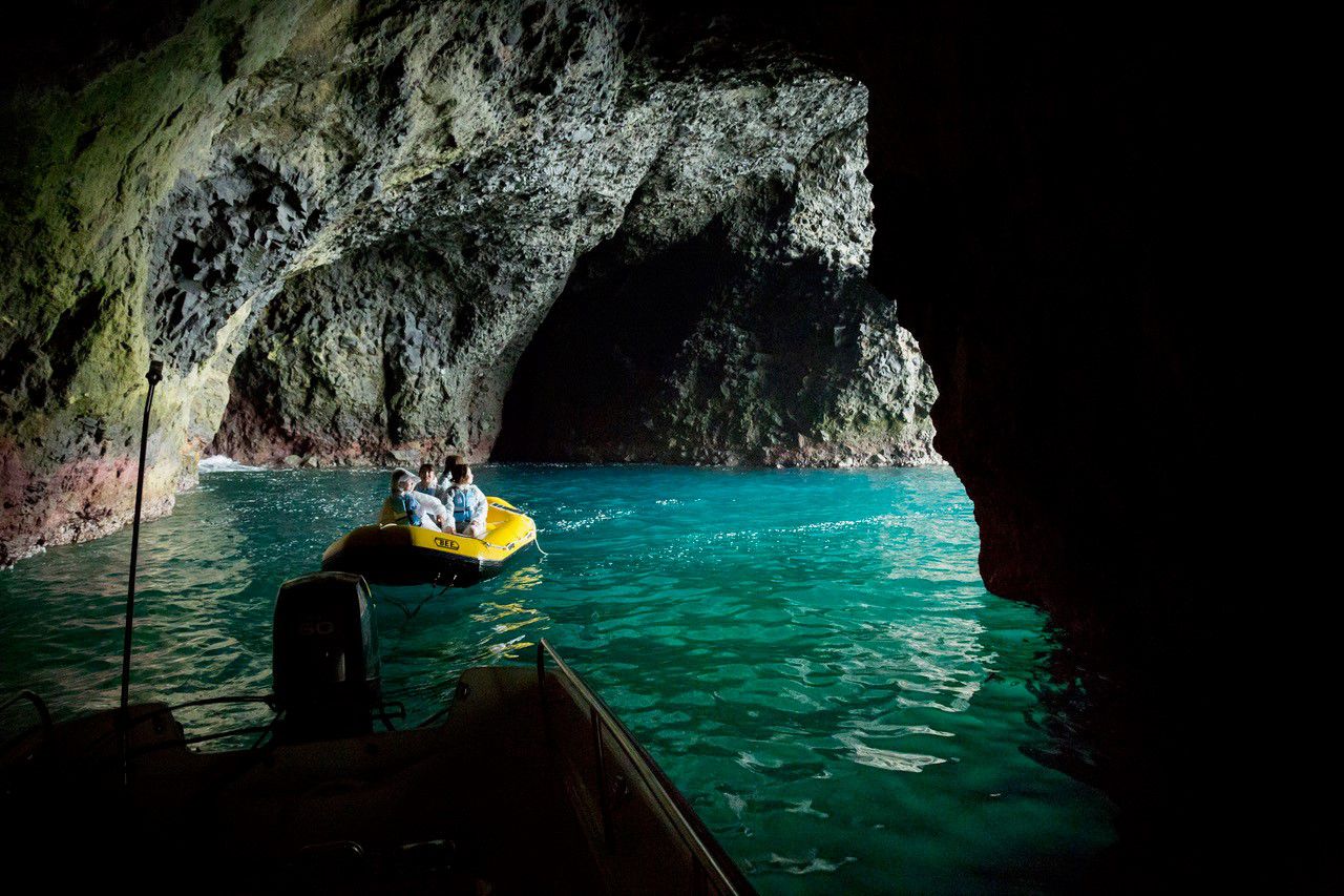 ボートに乗るかラフトに乗るか！？小樽で青の洞窟体験クルージング！