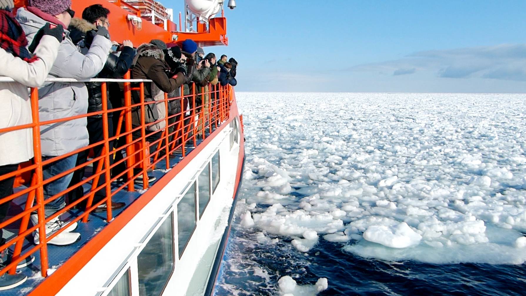 流氷砕氷船『ガリンコ号III・IMERU』乗船流氷クルーズ＆幻想的な氷の祭典・層雲峡氷瀑まつりライトアップ大満喫プラン