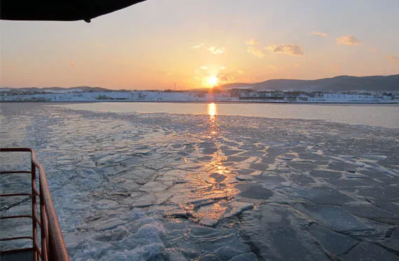 【札幌発】新造船・流氷砕氷船『ガリンコ号III・IMERU』乗船流氷サンセットクルーズとライトアップした幻想的の氷の祭典・層雲峡氷瀑まつりを楽しむ欲張り満喫プラン[50-5000-11]