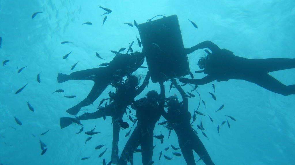 半日ちゅら海満喫シュノーケリングボートで行く 青の洞窟と熱帯魚の 旅プラスワン