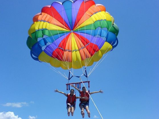 ≪パラセール≫空を飛んでいる感覚と透き通る海に感動体験120%！！瀬底島と水納島を一望の絶景を満喫♪　美ら海水族館から車で１０分の距離なので利便性ばっちり☆