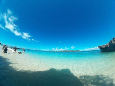 【県内屈指の透明度を誇るコマカ無人島】本島南部の隠れた無人島で沖縄を楽しもう！