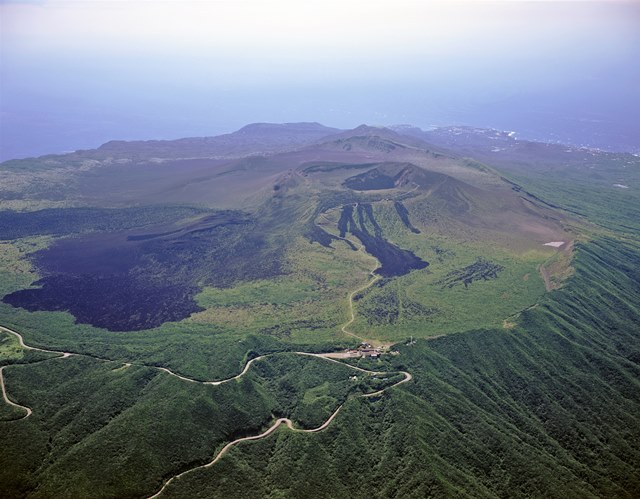 【東京の宝島・伊豆大島】往復ジェット船で行く！三原山フリーウォーキングコース【バス１日乗車券＆サービス利用券付き】