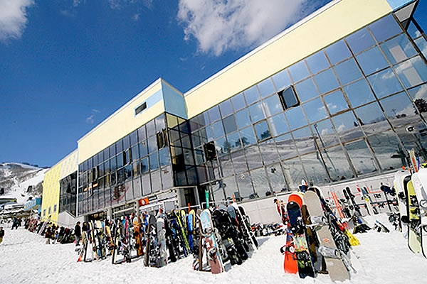 《関西・夜発》往復スキーバス現地1泊プラン　≪ダイナランド／ホテルヴィラモンサン≫★リフト券2日券付