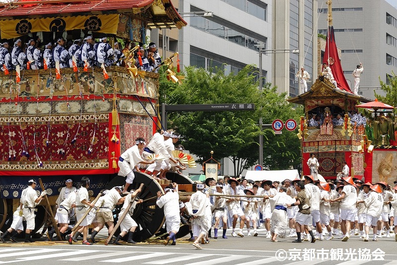 【JR京都駅集合】ガイド解説付！観覧席で見る「祇園祭・前祭」山鉾巡行と京の奥座敷・京都夏の風物詩・高雄川床料理で贅沢舌鼓