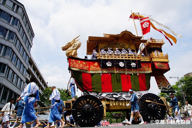 【JR京都駅集合】ガイド解説付！観覧席で見る「祇園祭・後祭」山鉾巡行と京の奥座敷・京都夏の風物詩・高雄川床料理で贅沢舌鼓