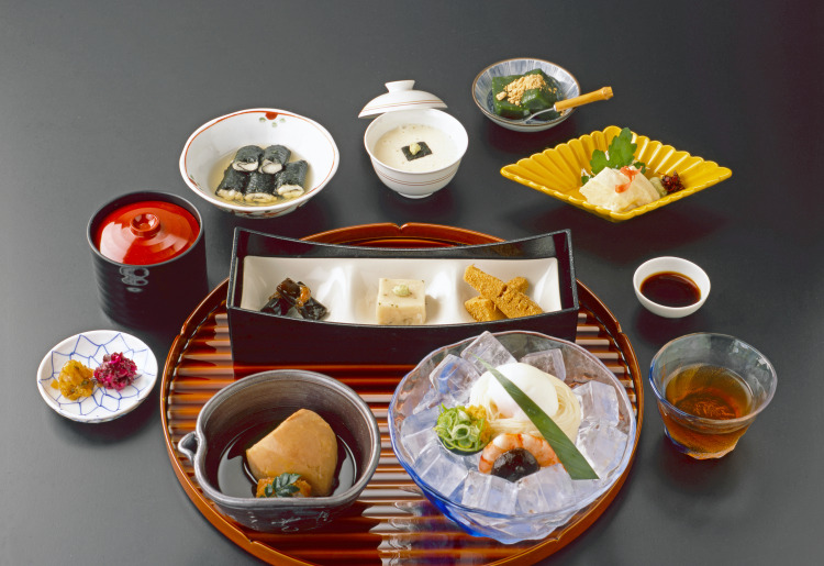 300年伝わる古都の味「いもぼう清涼御膳」の夕食＆舞妓さんの京舞や狂言、舞楽、茶道など日本伝統芸能を観賞