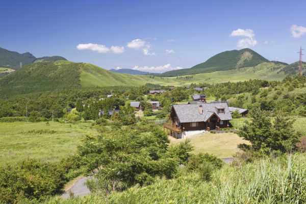 【大分】貸切観光タクシー 《別府発/湯布院着》 塚原高原火口見学とおしゃれな高原リゾートタイム