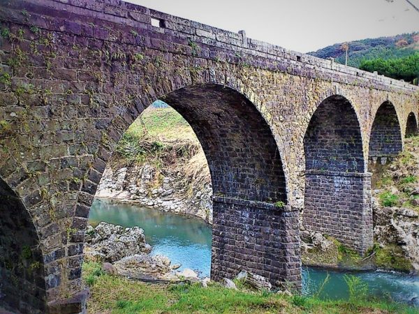 日本一の「院内・石橋群」と安心院「鏝絵」めぐり