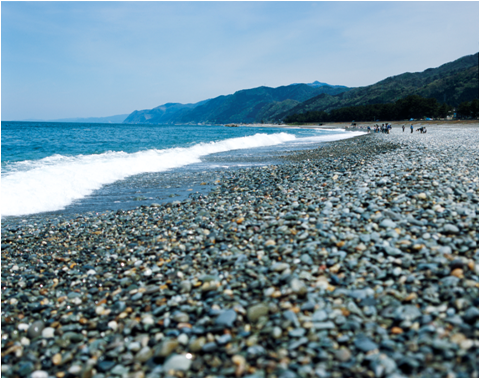 ヒスイ海岸で宝ものさがし