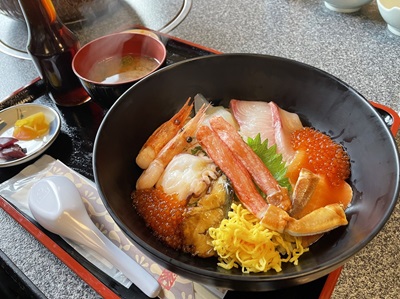 海鮮食堂「かにはん」の海鮮丼セット&ローカル列車体験！
