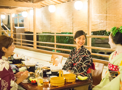 舞妓さんの京舞鑑賞や記念写真撮影＋源氏ボタル観賞付！メインは本物の“川の真上”で川床料理！京の夜大満喫プラン