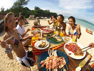 車で行ける離島！瀬底島でのビーチＢＢＱ♪