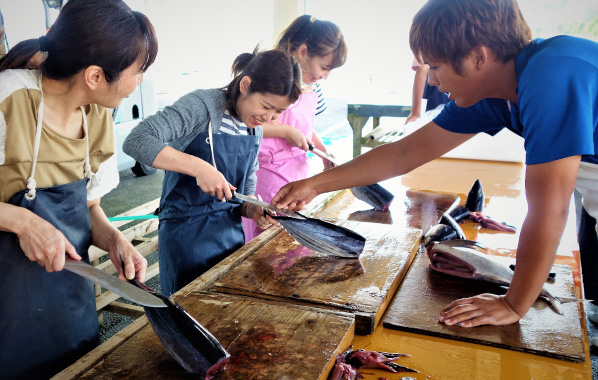 “なりきり漁師”＜魚さばき体験＋ランチセット（ご飯、魚汁、天ぷら調理付）＞