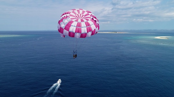 10 minutes by car from Naha Airport and 15 minutes from international street! Parasailing