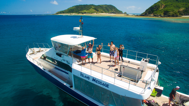 【沖縄・北谷or那覇・6時間】57名乗り大型クルーザー貸切！たっぷり遊べる一日コース♪ 無人島周辺の美しい海でシュノーケリングや船上BBQが楽しめる☆