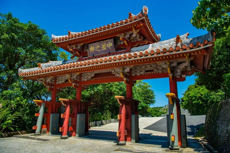 【那覇午前発】LeaLea BUS ツアー 那覇午前発　首里城・琉球ガラス村・瀬長島ウミカジテラスを巡る 半日コース【2026/4/1～2026/9/30】