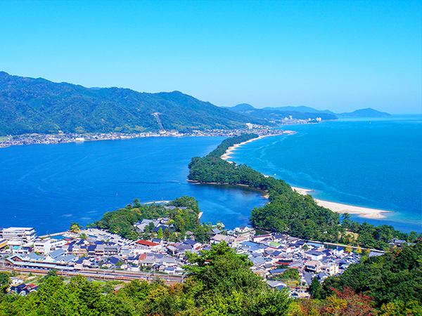 【多言語ガイド】日本三景「天橋立」と趣あふれる伝統的な舟屋建築で有名な「伊根の舟屋」を巡る！眺望抜群の旅