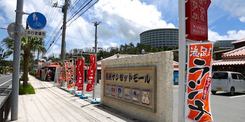 トゥクトゥクレンタカー沖縄